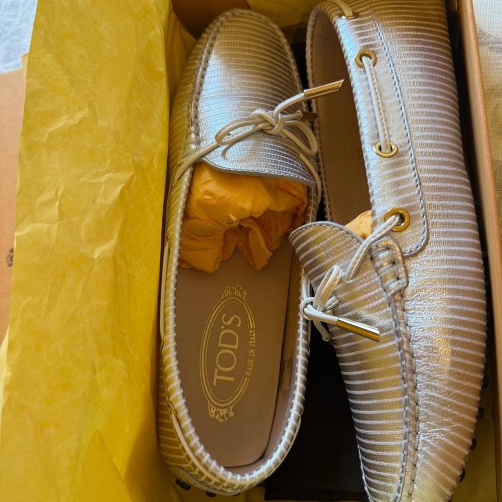 EUC Tod's Silver Stripe Leather Loafers Driving Moccasins size 9